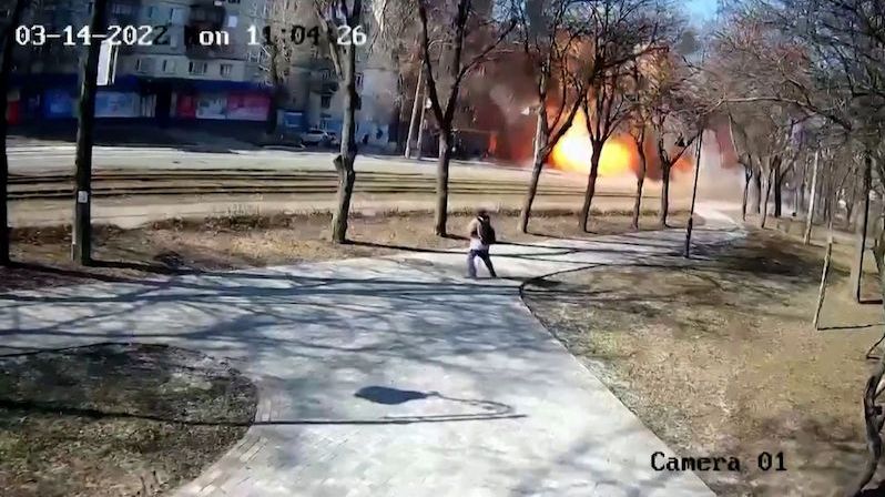 Kamera zachytila dopad rakety na dům v Kyjevě
